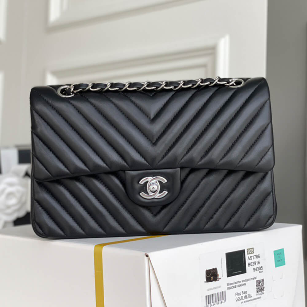 Ch*el classic chevron medium flap
