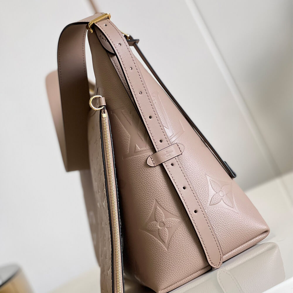 LV CARRYALL MM C EXCLUSIVELY ONLINE