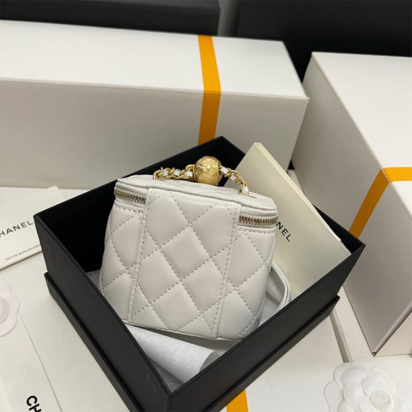 Ch*el small vanity with chain