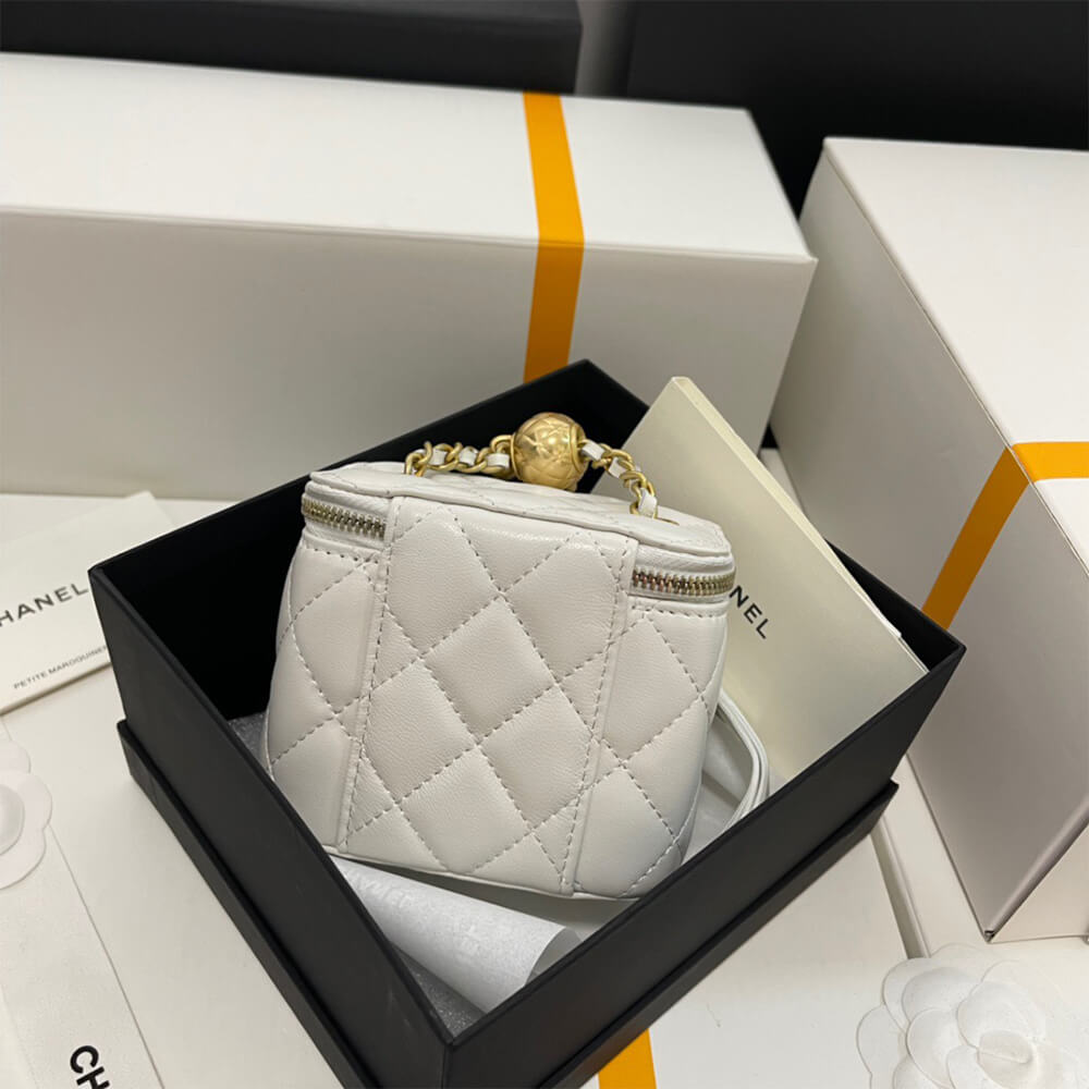 Ch*el small vanity with chain