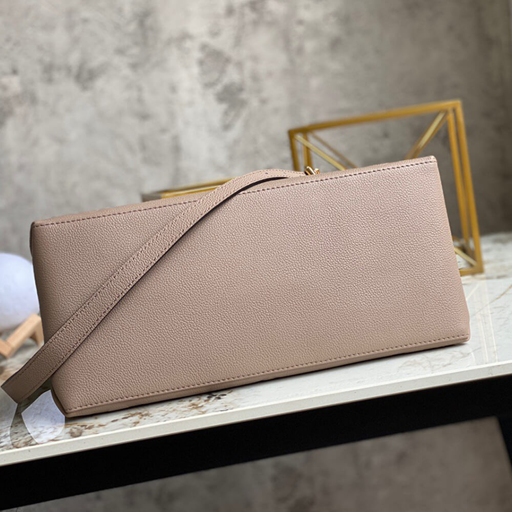 l**is V*t*n grand palais