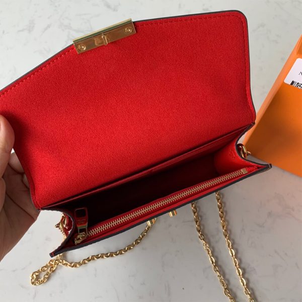 l**is V*t*n croisette chain wallet