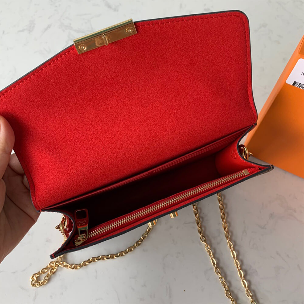 l**is V*t*n croisette chain wallet