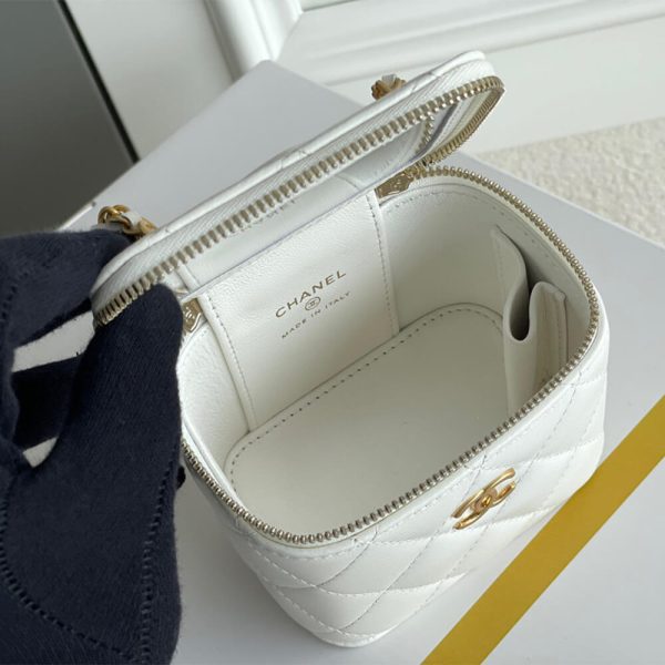 Ch*el small vanity with chain