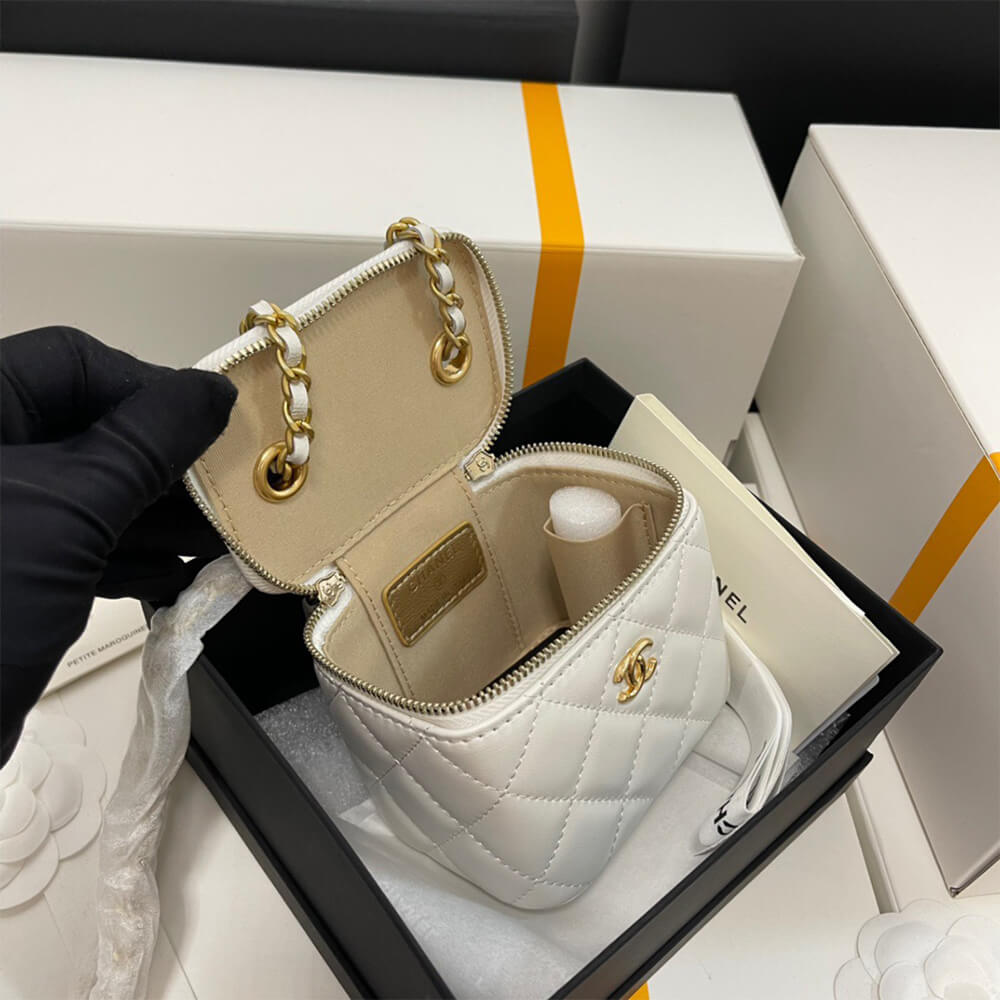 Ch*el small vanity with chain